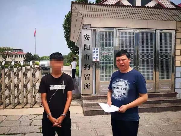 玩大了！安阳一男子洗霸王澡搓霸王背按霸王摩后欲跳窗逃跑