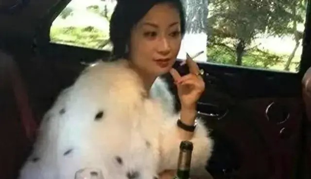 江苏一家按摩鸭店曝光！女富婆疯狂涌入男子最小仅25岁